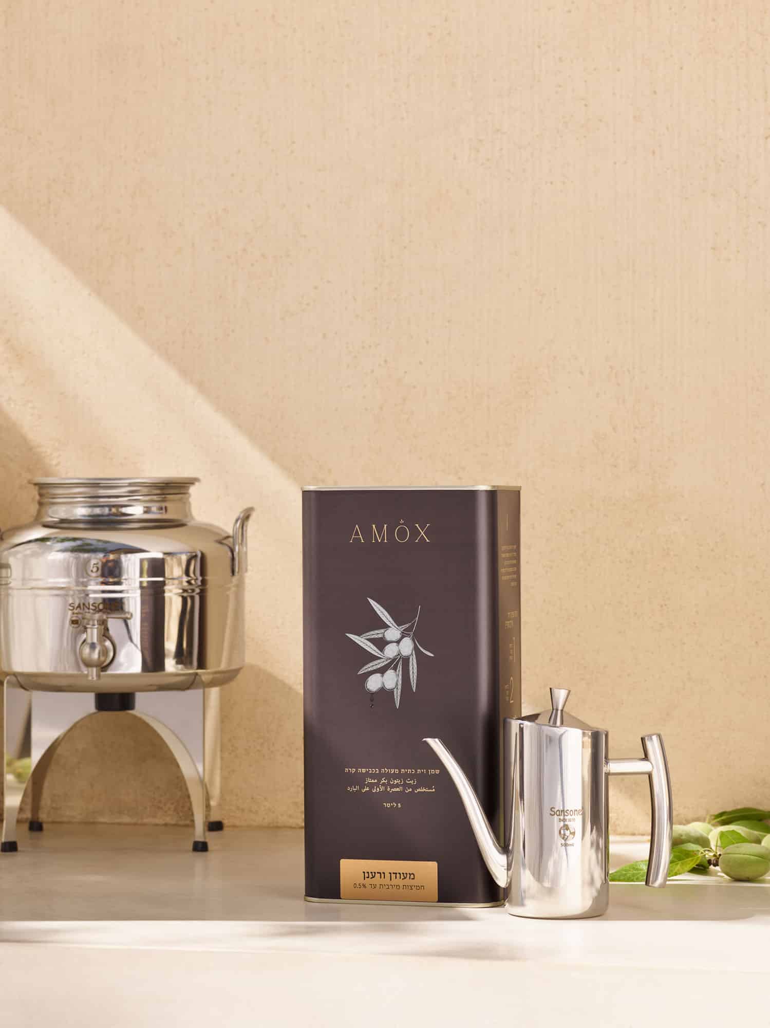 חווית שמן זית אורגנית: מיכל נירוסטה 5 ליטר ומעמד + קנקן 0.5 ליטר + פח שמן זית מודגש אורגני 5 ליטר