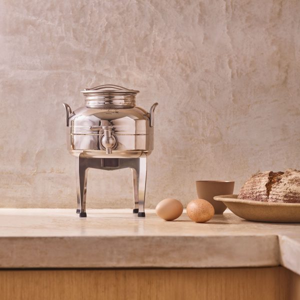 SMALL_Untitled Session297366 מיכל נירוסטה פרימיום 2 ליטר לאחסון שמן זית + מעמד נירוסטה