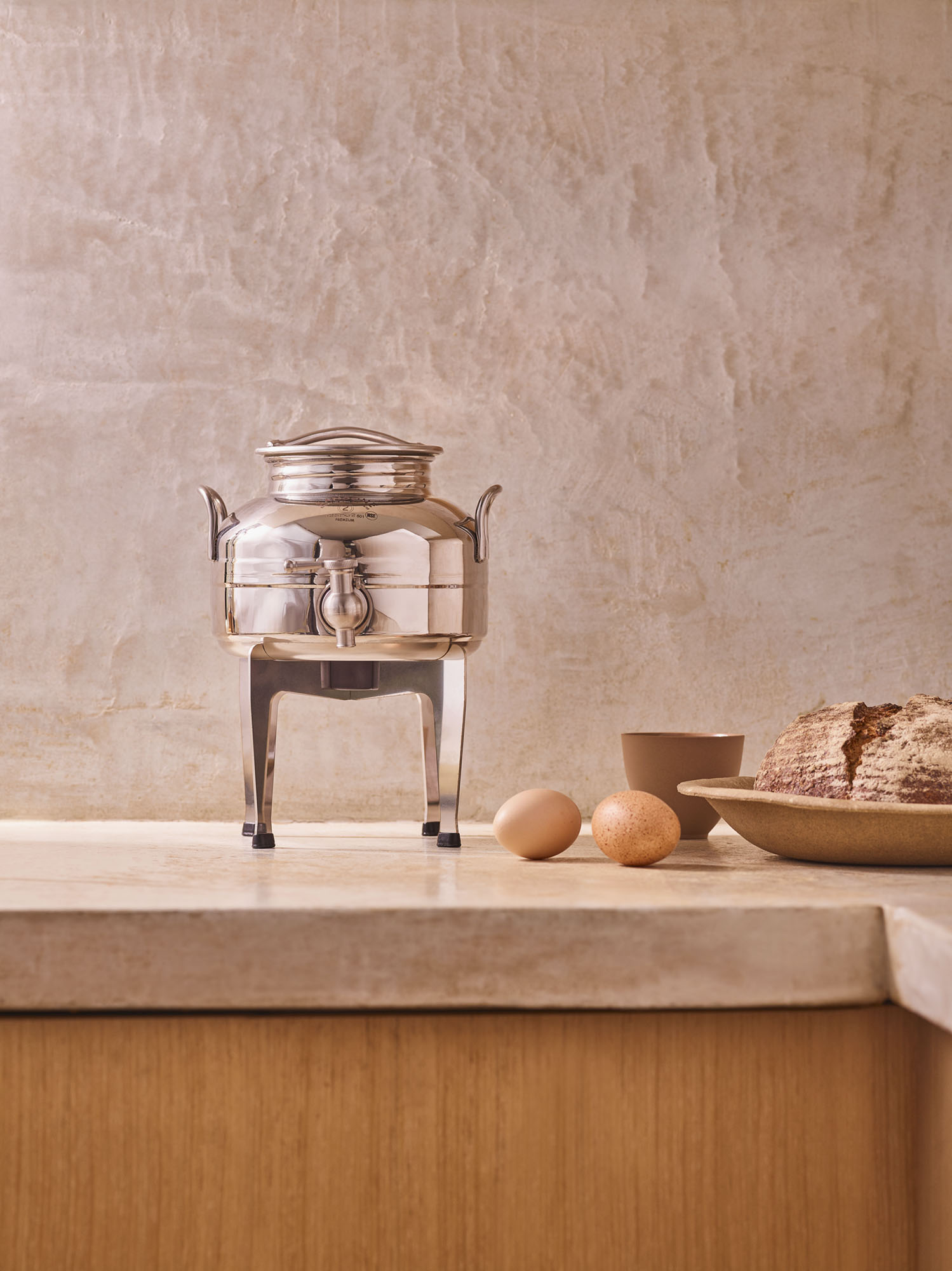 מיכל נירוסטה פרימיום 2 ליטר לאחסון שמן זית + מעמד נירוסטה